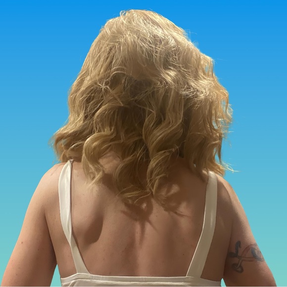 22” Wavy Dirty Dishwater Blond Bombshell Wig - Picture 7 of 9